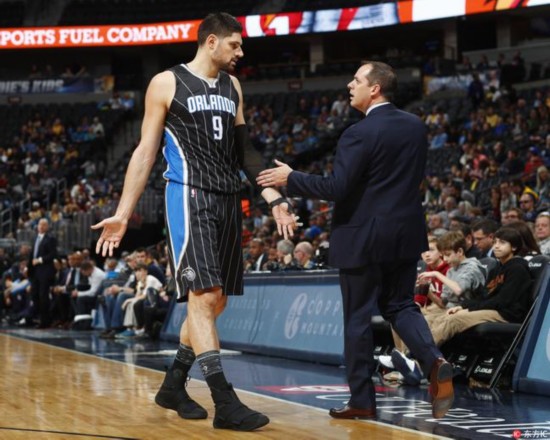 通过她和其 通过她和其